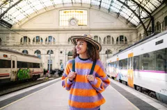 Железнодорожный вокзал Chhatrapati Shivaji Maharaj Terminus (CSTM), а также другие вокзалы, такие как Bandra Terminus (BA), Mumbai Central (BCT), связывают Мумбаи с другими регионами Индии.