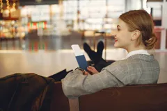 Главный аэропорт города — Lal Bahadur Shastri International Airport (VNS), расположен в 26 км от центра.